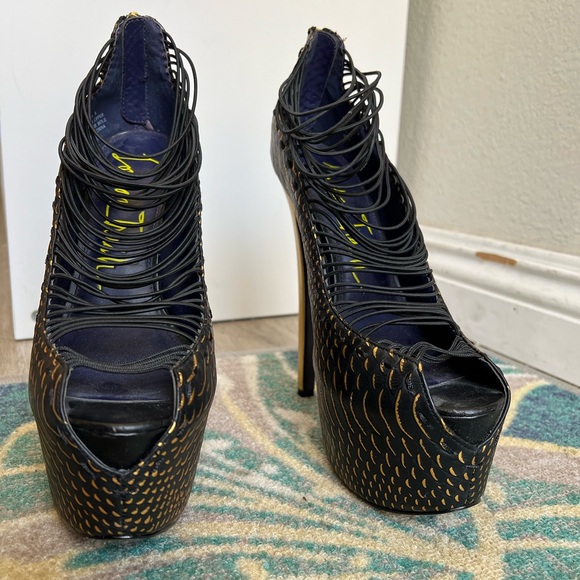 LONDON TRASH - Size 8 LT. CRUSH Gold and black leather platform heels - Picture 15 of 16